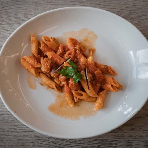 Mezzepenne con pescespada e melanzane