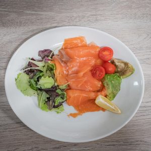 Salmone marinato con misticanza
