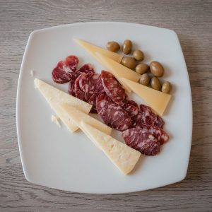Salsiccia sarda con pecorino e olive