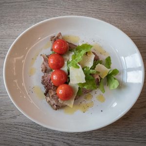Tagliata di manzo con rucola, pomodorini e grana