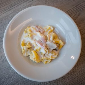 Tortellini di carne, prosciutto, funghi e panna